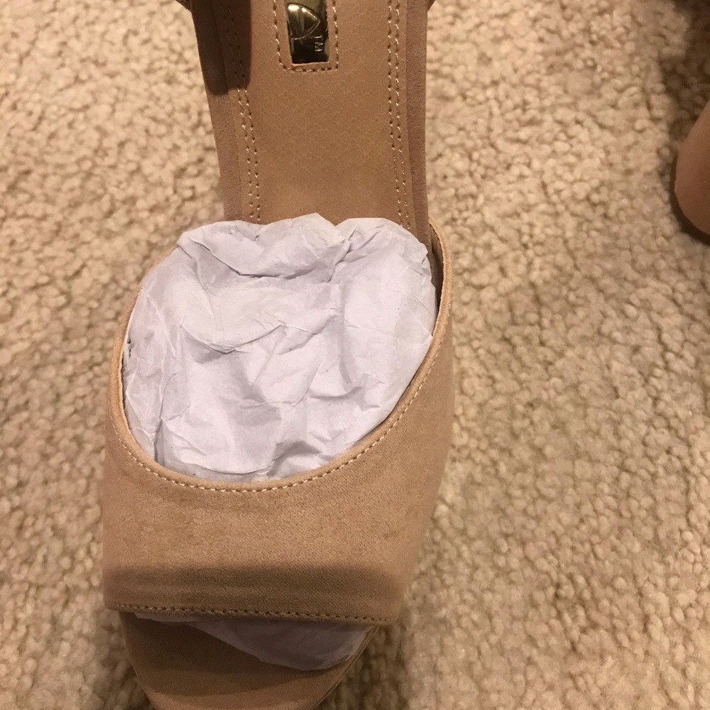 Chuncky tan heels